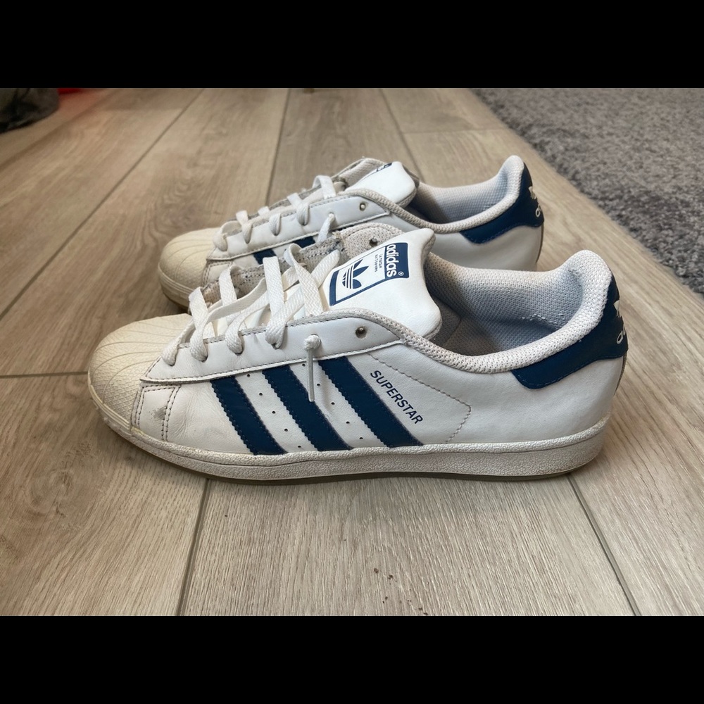Size 7 men’s Adidas all star shoe.